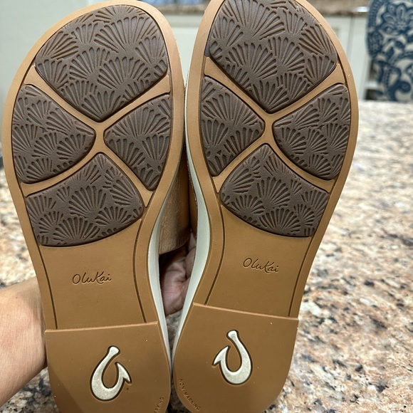 Olukai shoes size 8 - Picture 4 of 4